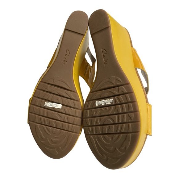 Clark’s Artisan Casslyn Dez Mustard Yellow Patent Platform Wedge Sandals 10 - Picture 11 of 13